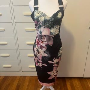 Floral dress in size 8 body con with back zipper